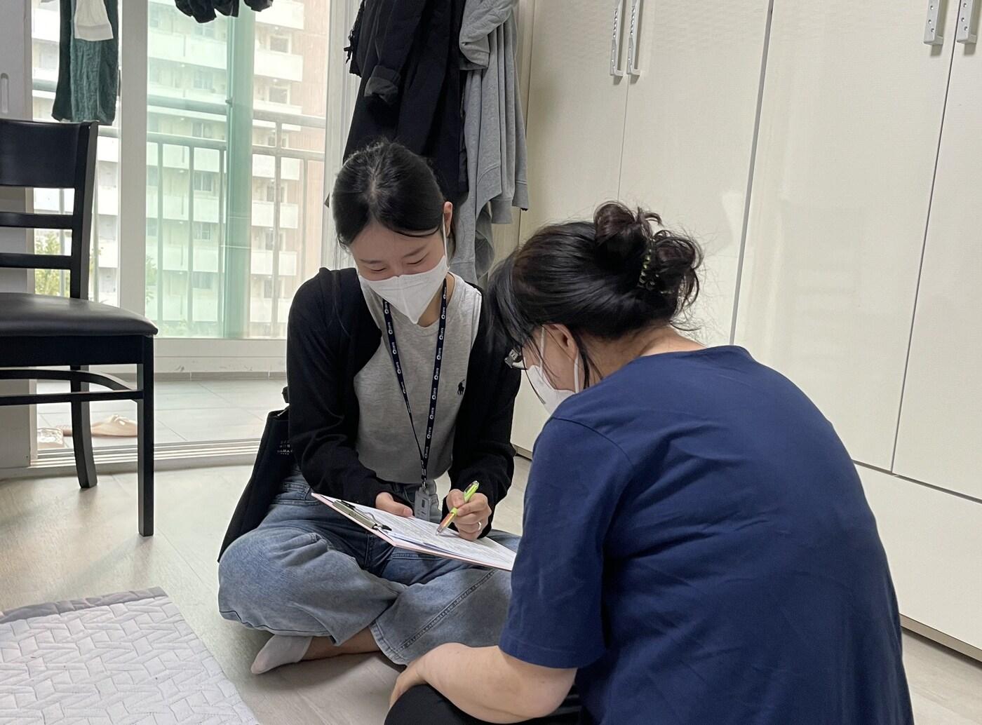 본문 이미지 - 도봉구 직원이 1인가구에 방문해 실태조사를 실시하고 있다. (도봉구 제공)