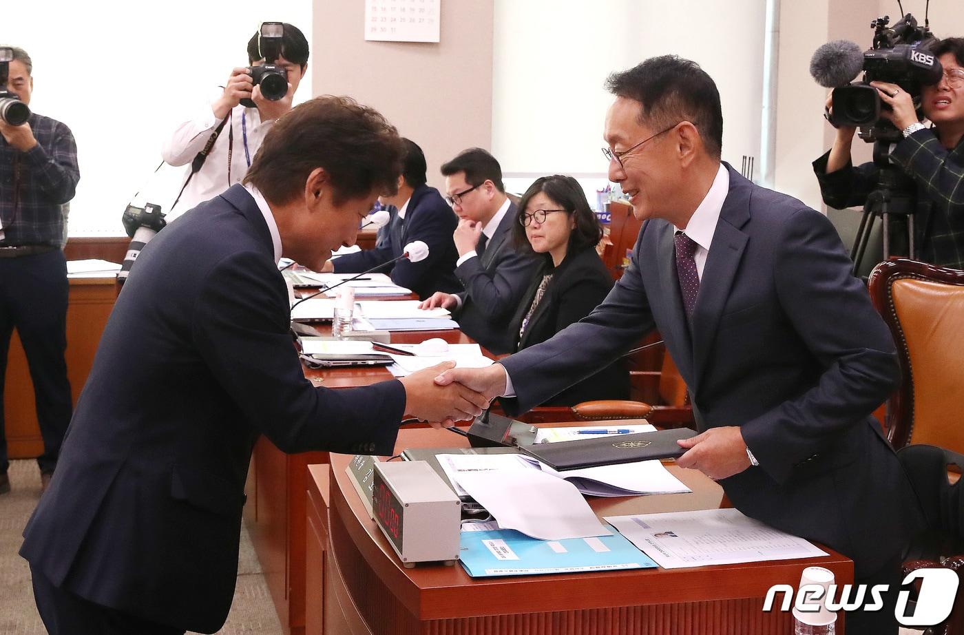 본문 이미지 - 박종문 헌법재판소 사무처장이 16일 오전 서울 여의도 국회에서 열린 법제사법위원회의 헌법재판소, 헌법재판연구원에 대한 국정감사에서 김도읍 위원장에게 선서문을 전달하고 있다. 2023.10.16/뉴스1 ⓒ News1 임세영 기자