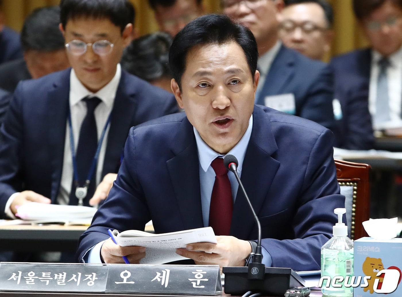 본문 이미지 - 오세훈 서울시장이 16일 중구 서울시청에서 열린 국회 행정안전위원회의 서울시에 대한 국정감사에 출석해 의원들 질의에 답하고 있다. 2023.10.16/뉴스1 ⓒ News1 박세연 기자