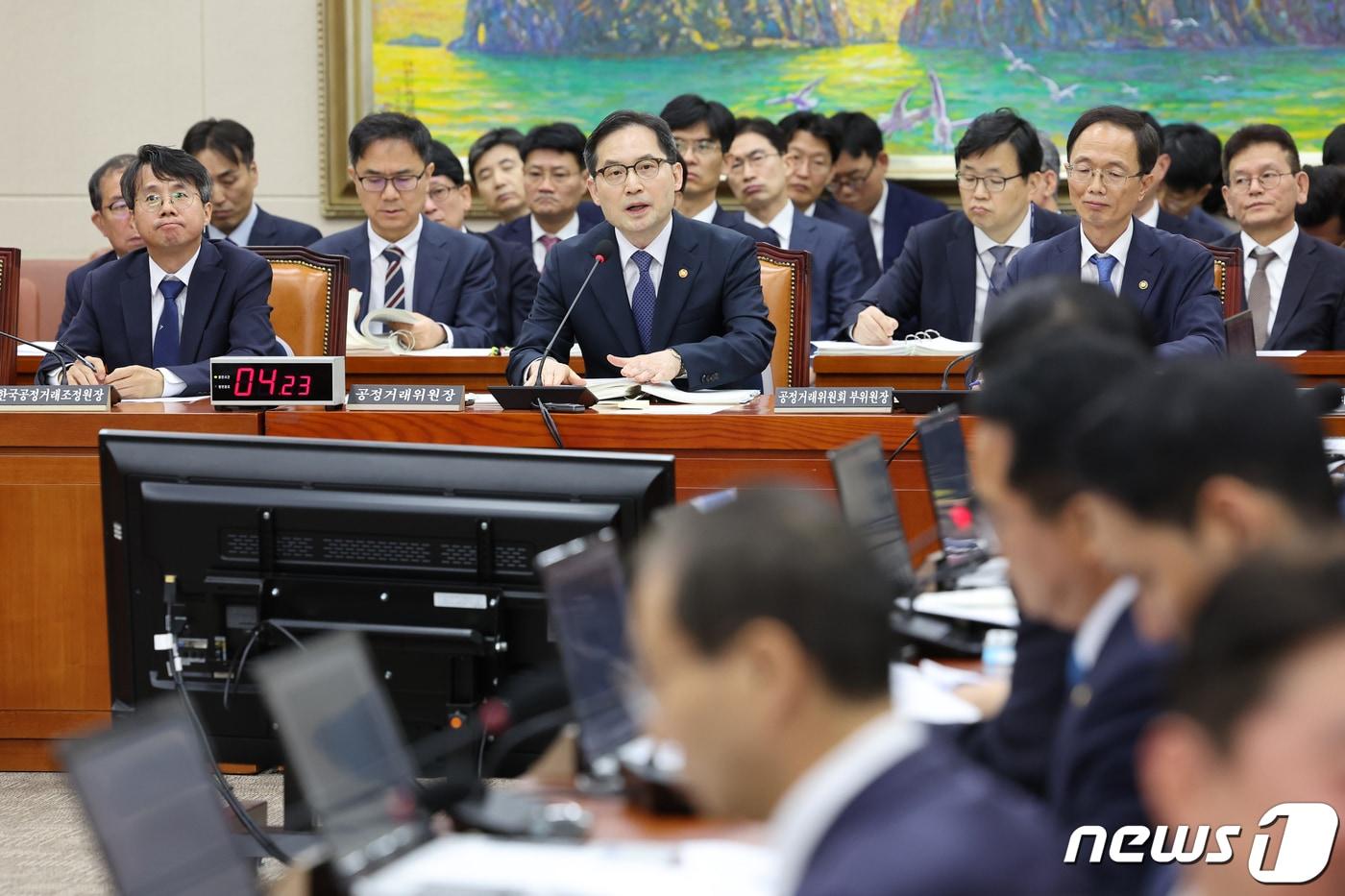 본문 이미지 - 한기정 공정거래위원회 위원장이 서울 여의도 국회에서 열린 정무위원회의 공정거래위원회 등에 대한 국정감사에서 의원 질의에 답하고 있다. 2023.10.16/뉴스1 ⓒ News1 황기선 기자