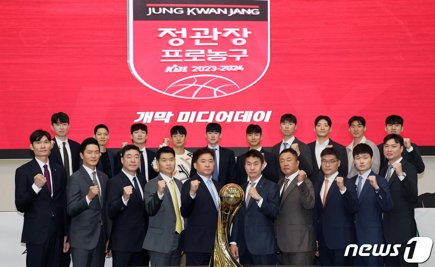 본문 이미지 - 16일 오전 서울 송파구 올림픽파크텔 올림피아홀에서 열린 2023-2024시즌 프로농구 개막 미디어데이에서 각 구단 감독과 대표 선수들이 기념촬영을 하고 있다. 2023.10.16/뉴스1 ⓒ News1 이동해 기자