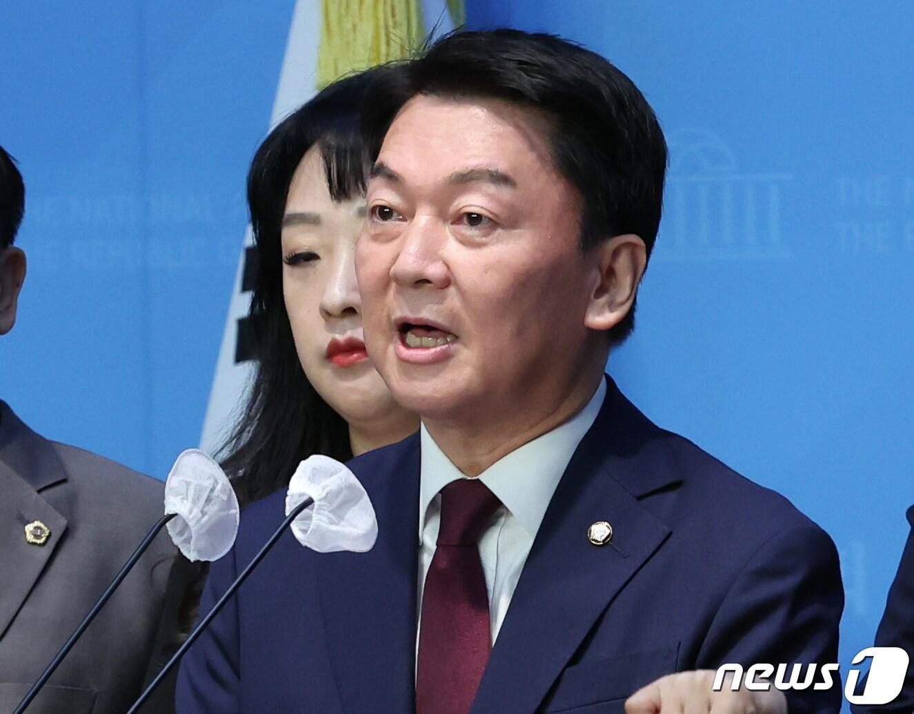 본문 이미지 - 안철수 국민의힘 의원이 16일 서울 여의도 국회 소통관에서 이준석 전 대표 제명 촉구 기자회견을 하고 있다. 2023.10.16/뉴스1 ⓒ News1 송원영 기자
