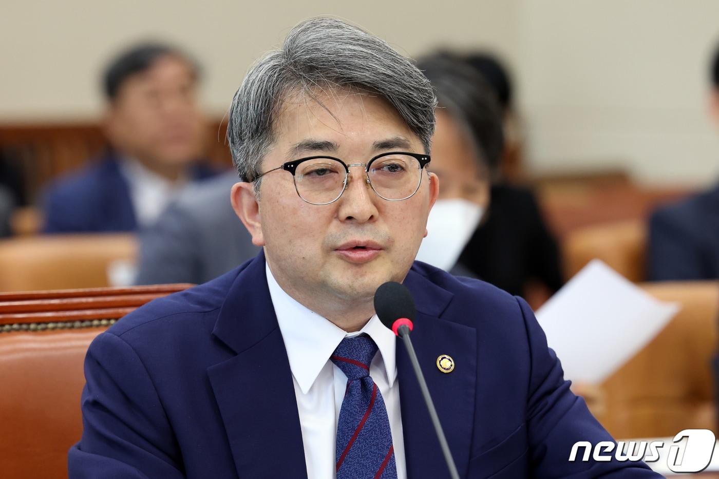 본문 이미지 - 유희동 기상청장이 16일 서울 여의도 국회에서 열린 환경노동위원회의 기상청 등 국정감사에서 의원 질의에 답하고 있다. 2023.10.16/뉴스1 ⓒ News1 황기선 기자