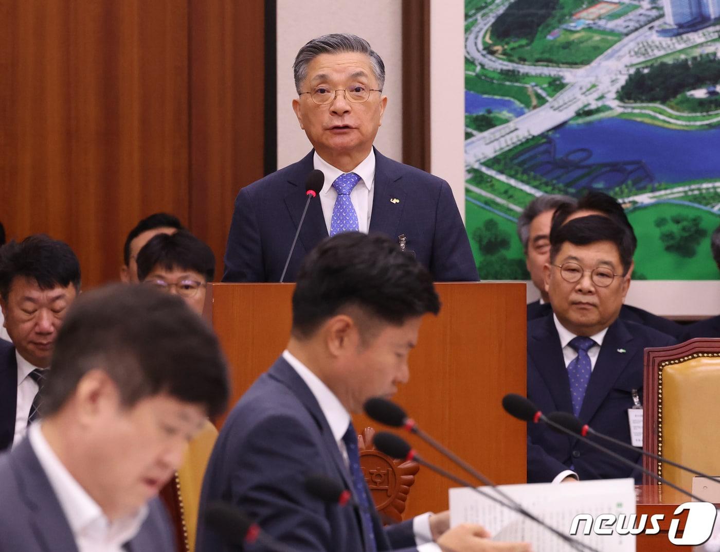 본문 이미지 - 이한준 한국토지주택공사 사장이 16일 서울 여의도 국회에서 열린 국토교통위원회의 한국토지주택공사, 국토안전관리원 등에 대한 국정감사에서 업무보고를 하고 있다. 2023.10.16/뉴스1 ⓒ News1 송원영 기자