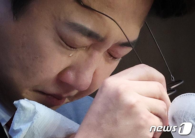 본문 이미지 - 이준석 국민의힘 전 대표가 16일 서울 여의도 국회 소통관에서 현안 관련 기자회견을 마치고 눈물을 흘리며 회견장을 나서고 있다. 2023.10.16/뉴스1 ⓒ News1 송원영 기자