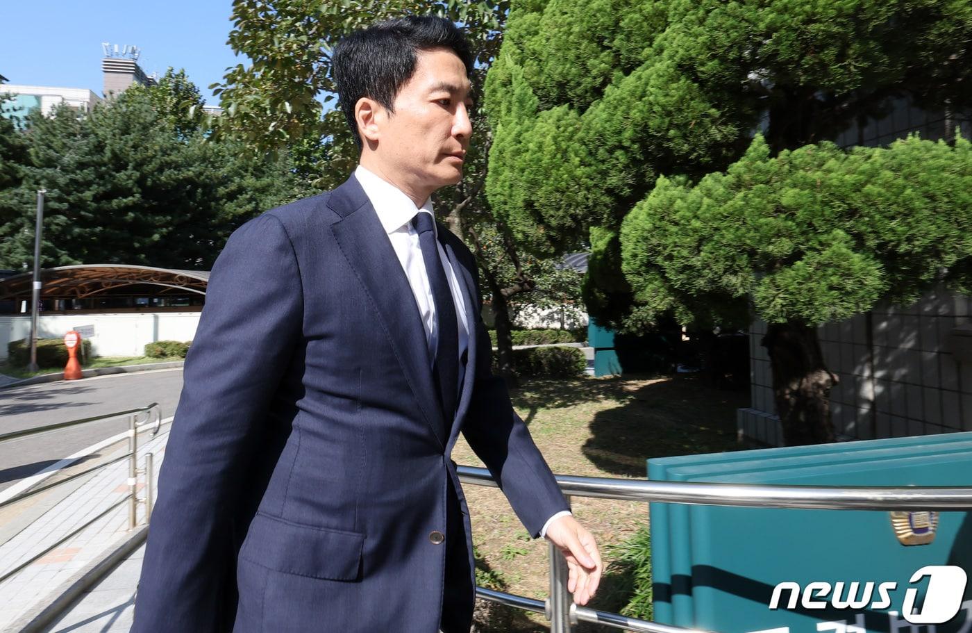 본문 이미지 - 근로기준법 위반 혐의를 받는 김용빈 대우조선해양건설 회장이 16일 서울 양천구 남부지방법원에서 열린 구속 전 피의자 심문(영장실질심사)에 출석하고 있다. 김 회장은 대우조선해양건설과 한국테크놀로지 임직원의 임금과 퇴직금 등 27억원을 지급하지 않은 혐의를 받는다. 한편 김 회장은 지난 4월 수백억원대 횡령·배임 등 혐의로 구속돼 재판을 받다 지난달 12일 보석 청구가 인용돼 석방된 바 있다. 2023.10.16/뉴스1 ⓒ News1 김성진 기자