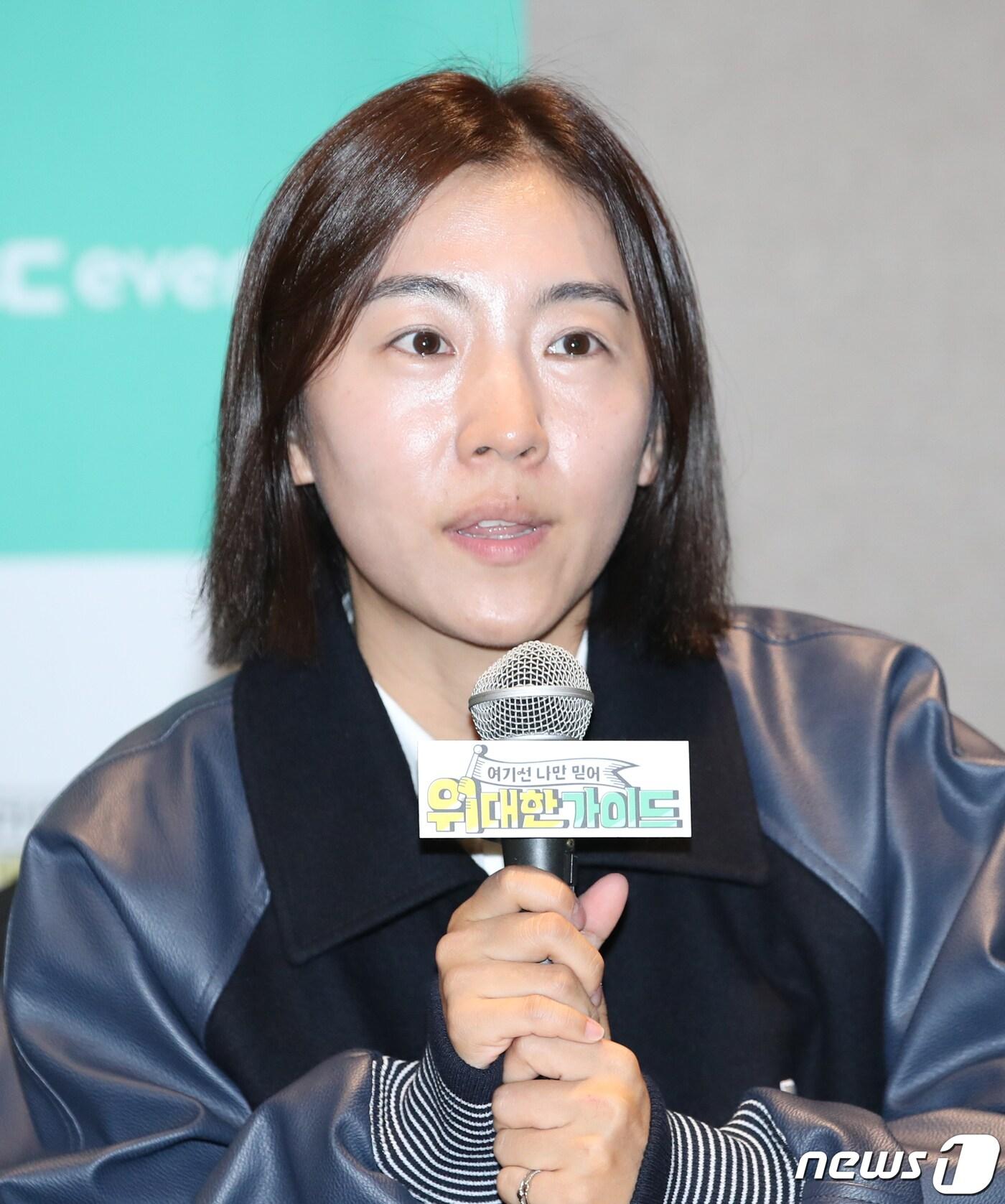 본문 이미지 - 김예린 PD가 16일 서울 마포구 스탠포드호텔코리아에서 열린 MBC에브리원 새 예능 '위대한 가이드' 제작발표회에서 인사말을 하고 있다. '위대한 가이드'는 한국 거주 N년차 대한외국인이 가이드가 돼 모국을 방문하는 여행자들과 현지인만 아는 장소로 떠나는 '현지인 착붙' 여행 리얼리티 프로그램이다. 2023.10.16/뉴스1 ⓒ News1 권현진 기자