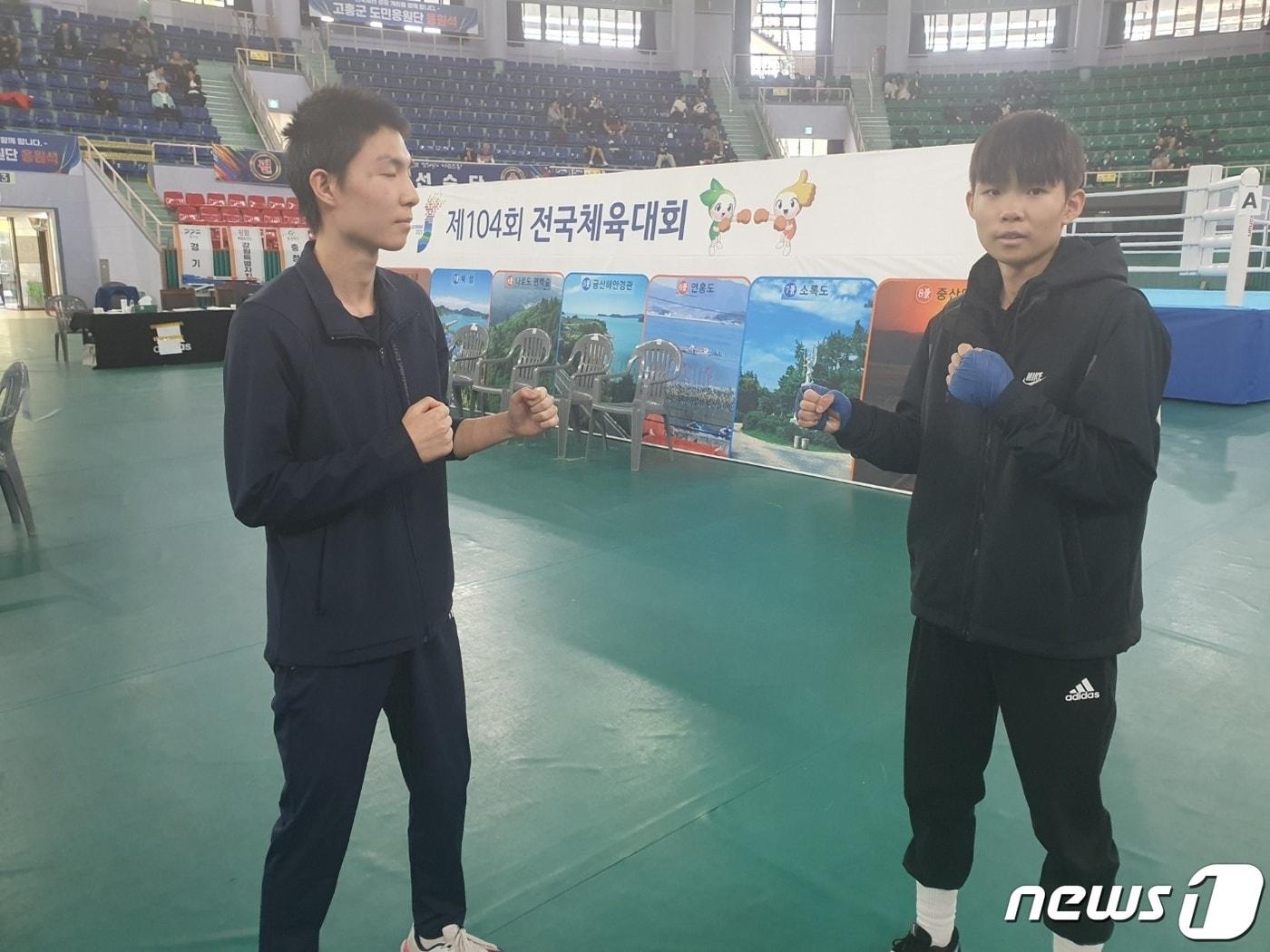 본문 이미지 -  충북 충주 출신 쌍둥이 복서가 17일 낮 12시 전남 고흥 팔영체육관에서 열리는 전국체전 복싱 -48㎏급 4강전에서 재대결한다. 사진 왼쪽부터 조일신, 조월신 선수.(진용근 'YG 복싱짐' 대표 제공)2023.10.16/뉴스1