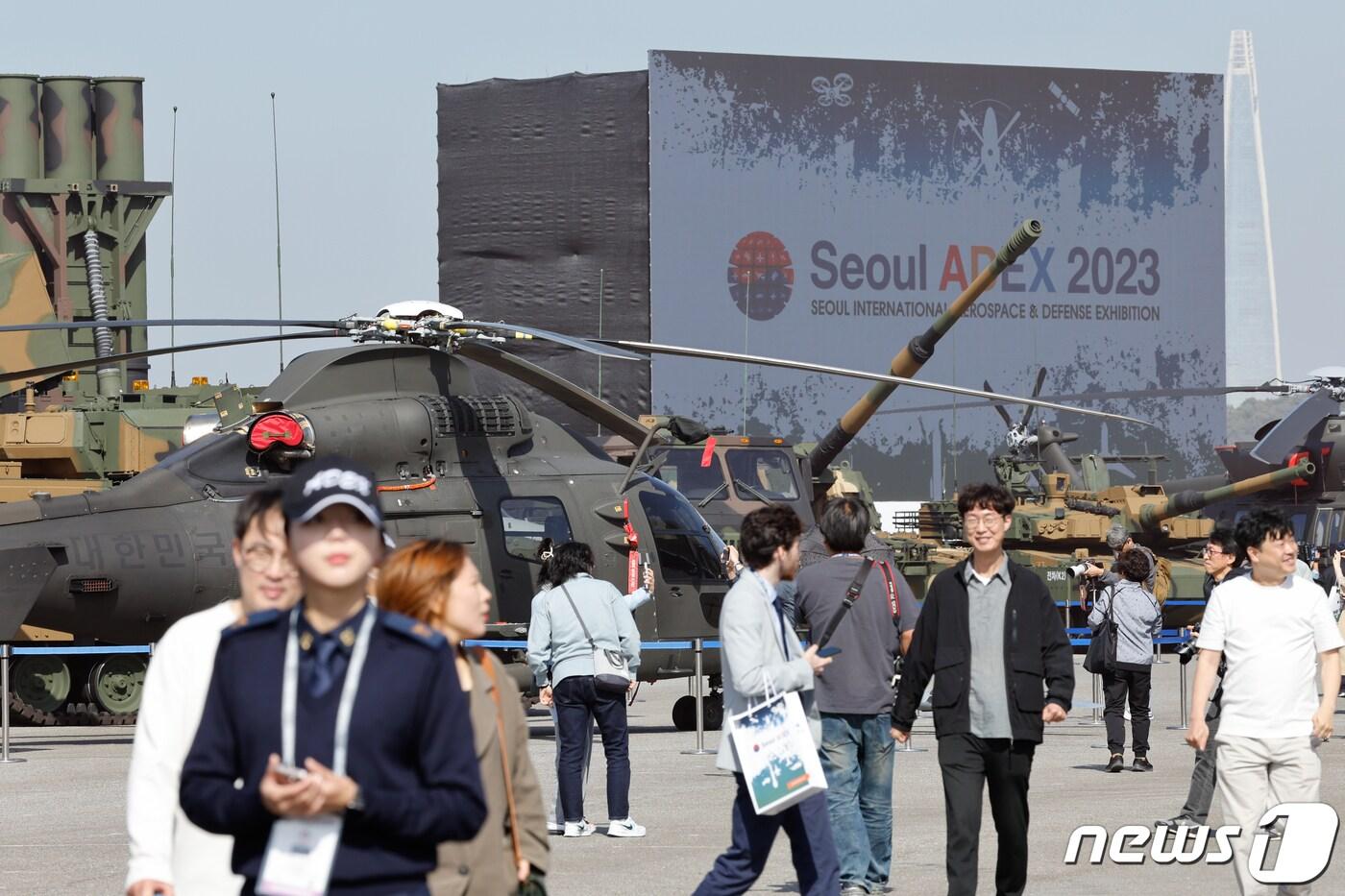 본문 이미지 - 지난 16일 경기 성남시 서울공항에서 열린 서울 국제 항공우주·방위산업 전시회(ADEX) 2023 프레스 데이가 인파로 붐비고 있다. 2023.10.16/뉴스1 ⓒ News1 안은나 기자