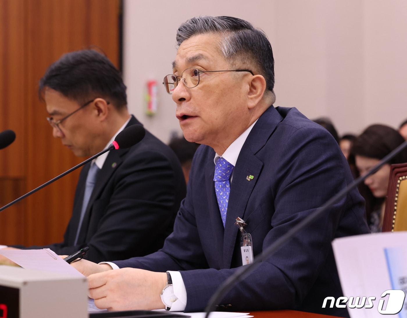 본문 이미지 - 이한준 한국토지주택공사 사장이 16일 서울 여의도 국회에서 열린 국토교통위원회의 한국토지주택공사, 국토안전관리원 등에 대한 국정감사에서 의원들의 질의에 답변하고 있다. 2023.10.16/뉴스1 ⓒ News1 송원영 기자