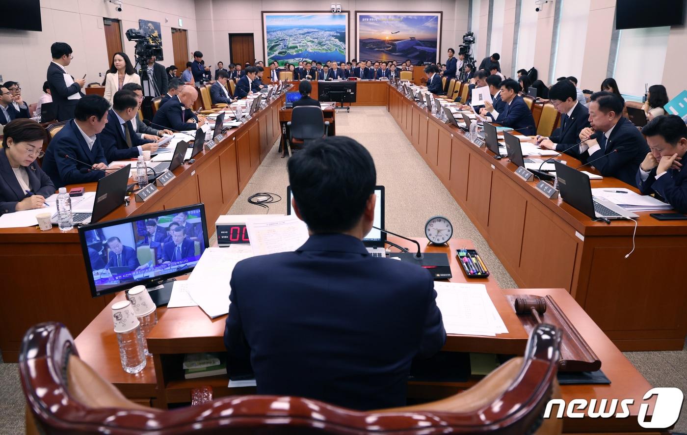 본문 이미지 - 이한준 한국토지주택공사 사장이 16일 서울 여의도 국회에서 열린 국토교통위원회의 한국토지주택공사, 국토안전관리원 등에 대한 국정감사에서 의원들의 질의에 답변하고 있다. 2023.10.16/뉴스1 ⓒ News1 송원영 기자