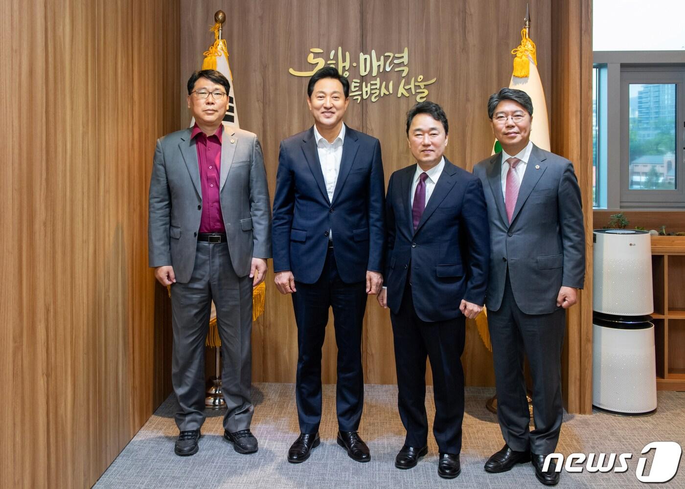 본문 이미지 -  박용찬 국민의힘 영등포을 당협위원장과 서울특별시의회 도문열 도시계획균형위원회 위원장(국민의힘·영등포3), 김지향 서울시의원 등은 지난 13일 오세훈 서울시장과 서울시 관계자 등과 정책간담회를 가졌다. (김지향 의원 제공) 