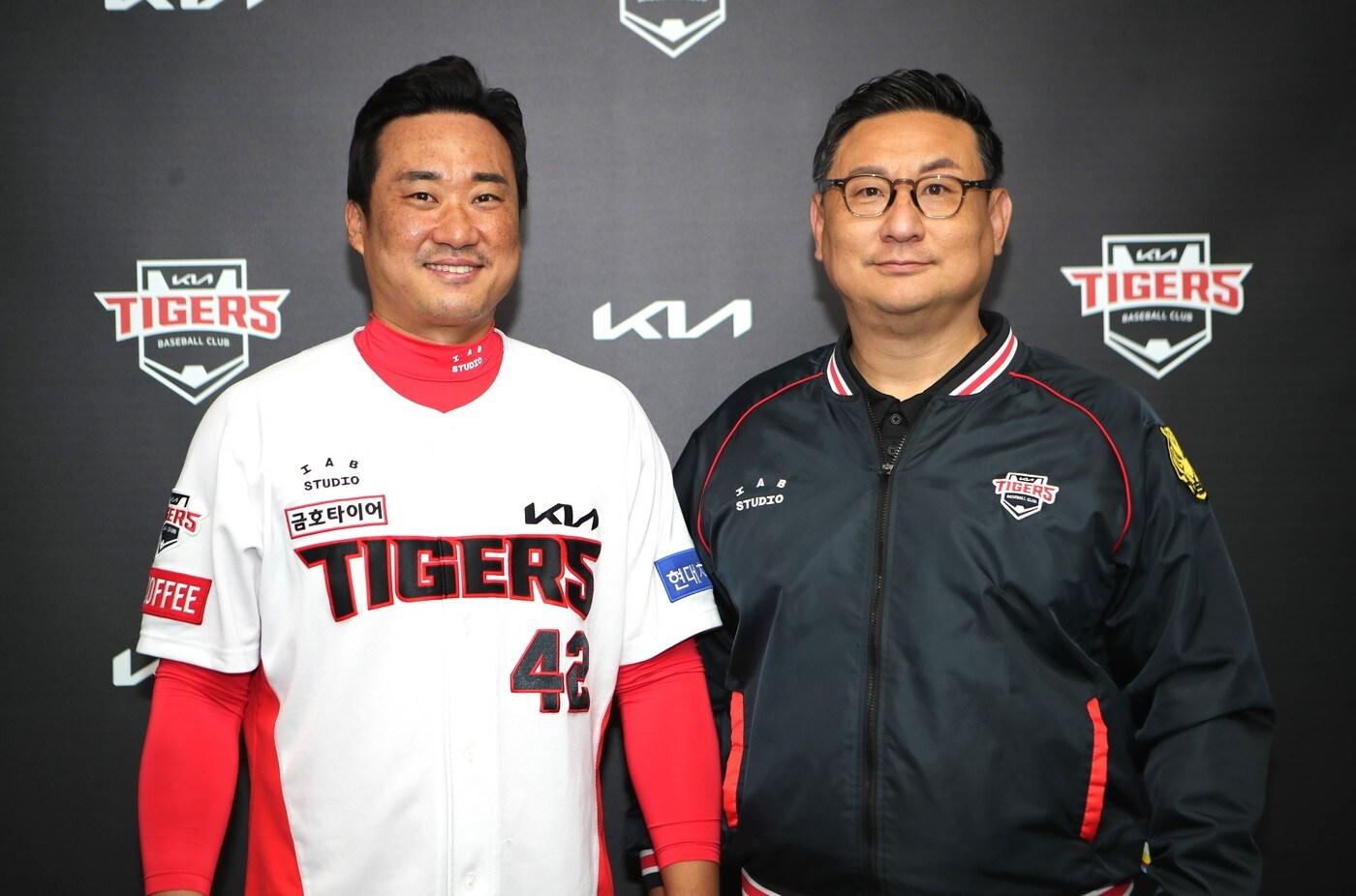 김태군(왼쪽)이 KIA와 다년 계약을 체결했다. 계약 후 포즈를 취하고 있는 김태군과 심재학 KIA 단장. (KIA 타이거즈 제공)