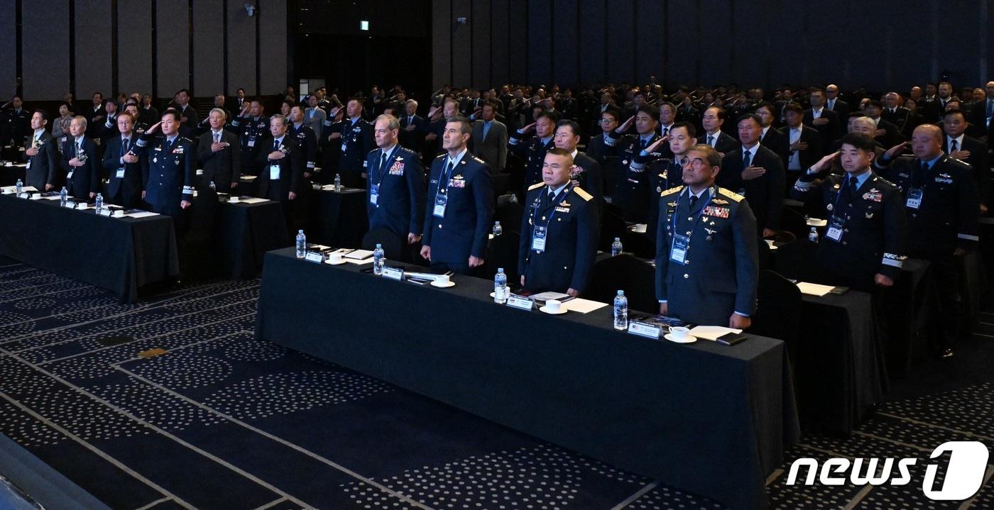 정상화 공군참모총장과 각국 공군 및 항공우주군 지휘관을 비롯한 국·내외 주요관계자들이 16일 그랜드 인터컨티넨탈 서울 파르나스 호텔에서 열린 '2023 국제항공우주 심포지엄'에서 국기에 대한 경례를 하고 있다.. (공군 제공) 2023.10.16/뉴스1