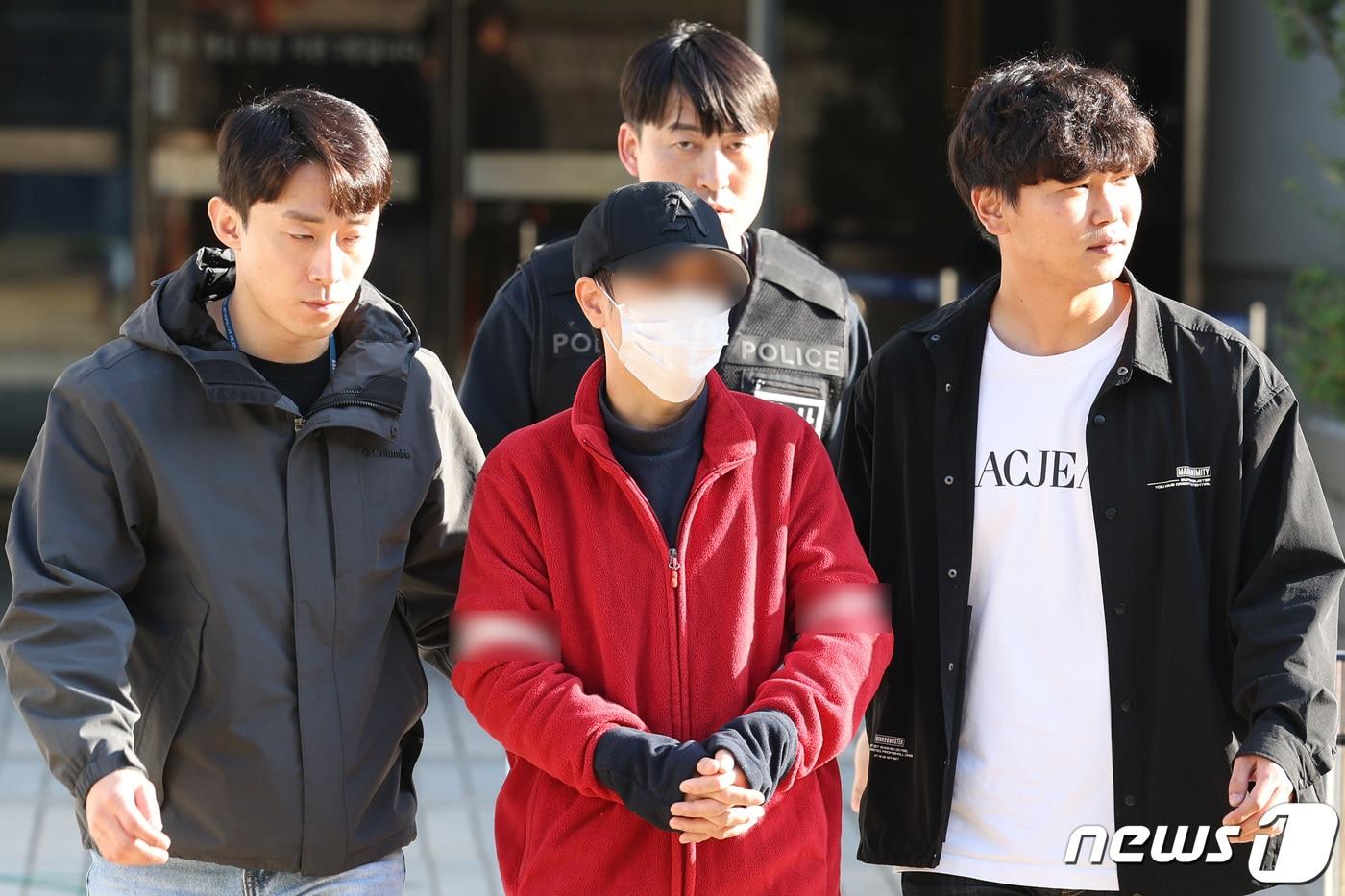 본문 이미지 - 한동훈 당시 법무부 장관의 집 앞에 흉기를 두고 간 혐의를 받는 홍모 씨 ⓒ 뉴스1