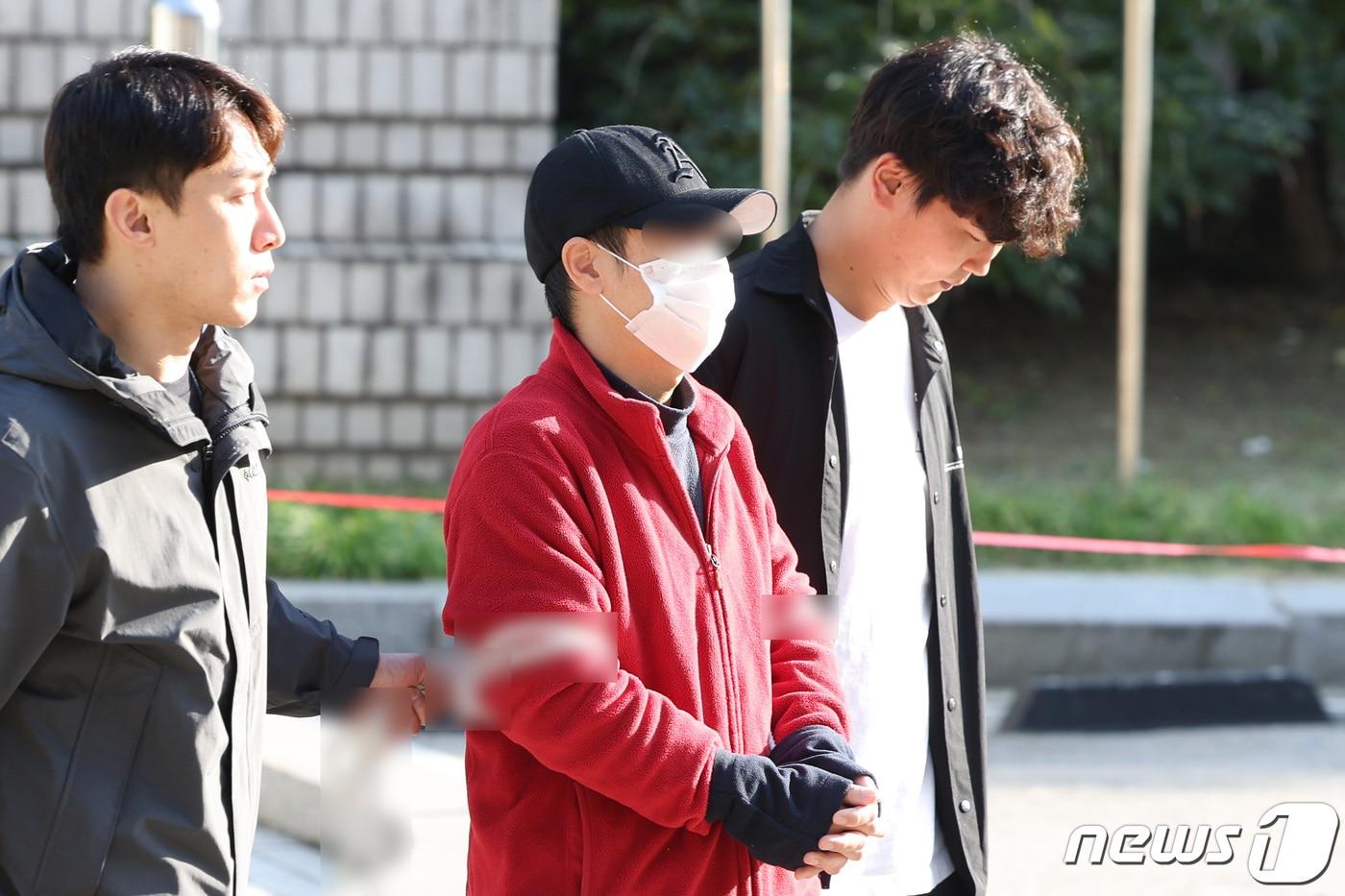 본문 이미지 - 한동훈 법무부 장관의 집 앞에 흉기를 두고 간 혐의를 받는 홍 모 씨가 16일 오후 서울 서초구 서울중앙지방법원에서 열린 구속 전 피의자심문(영장실질심사)을 마친 후 법정을 나서고 있다.  2023.10.16/뉴스1 ⓒ News1 신웅수 기자
