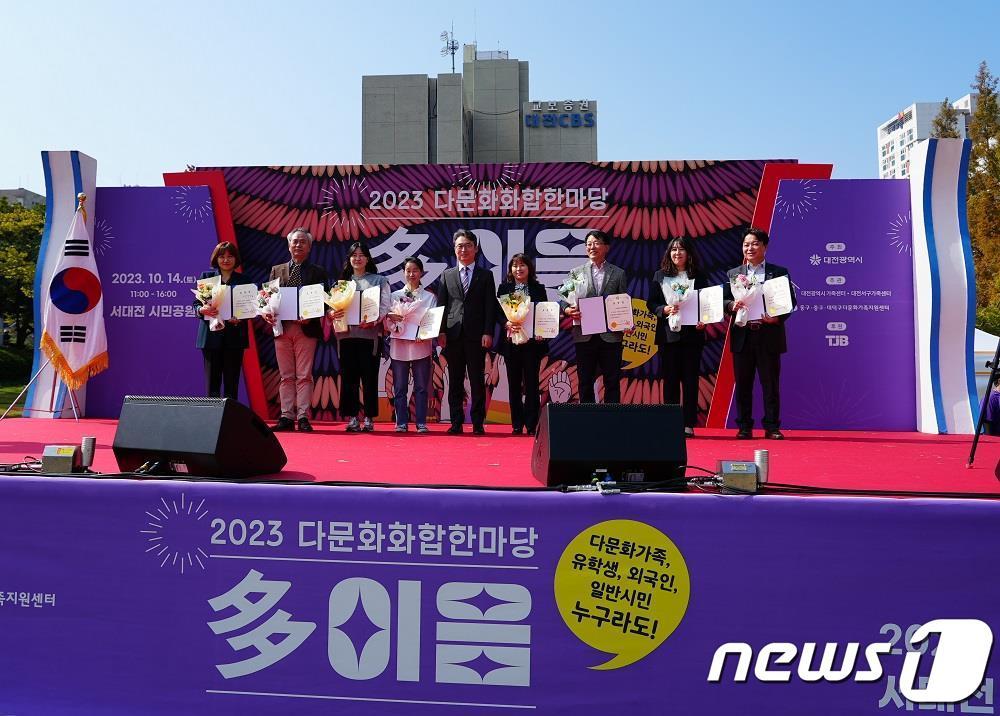 본문 이미지 -  천근호 한국수자원공사 글로벌기획수자원부장(사진 맨 오른쪽)을 포함 수상자들이 기념사진을 촬영하고 있다.