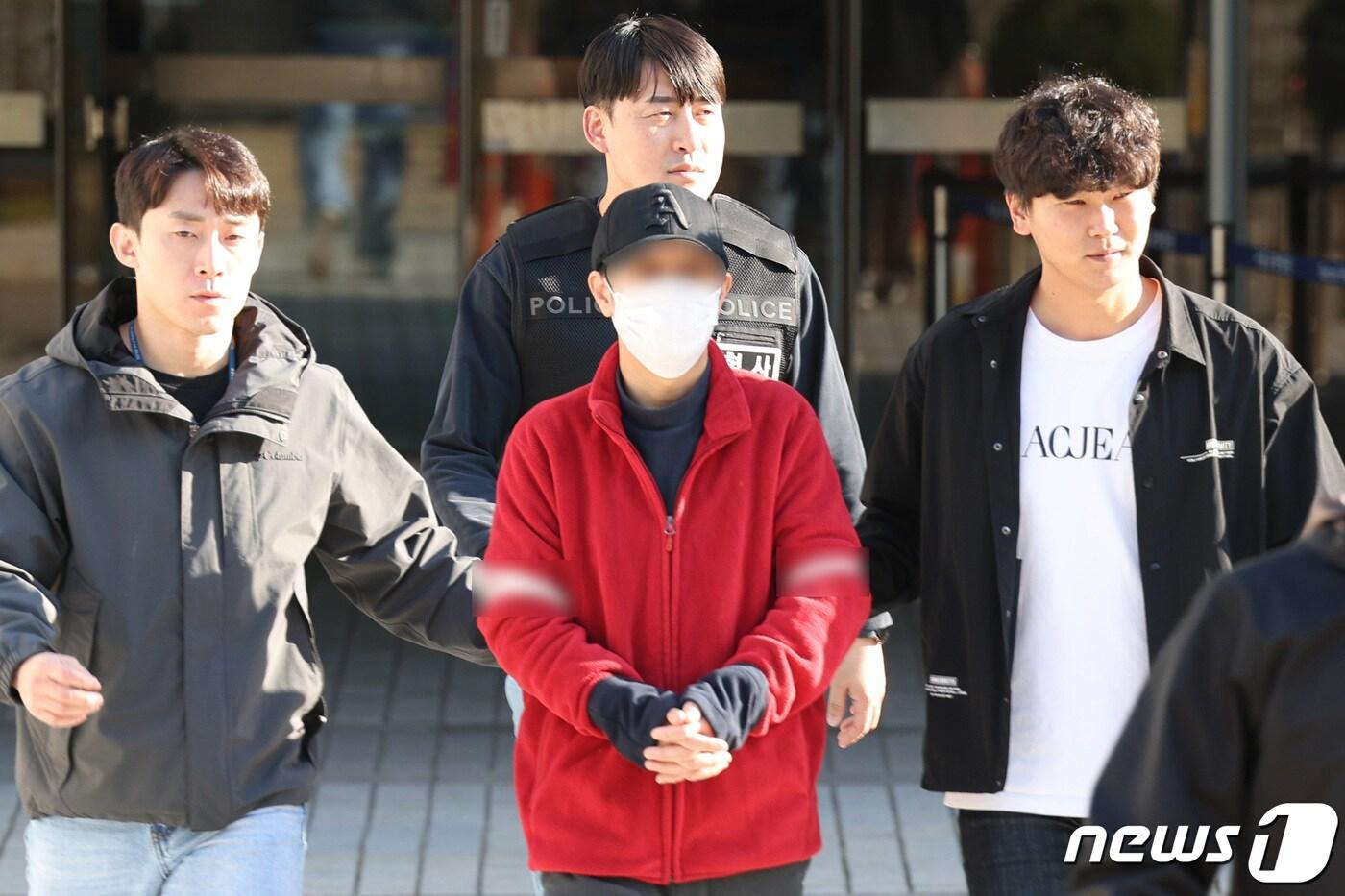 본문 이미지 - 한동훈 법무부 장관의 집 앞에 흉기를 두고 간 혐의를 받는 홍모 씨가 16일 오후 서울 서초구 서울중앙지방법원에서 열린 구속 전 피의자심문(영장실질심사)을 마친 후 법정을 나서고 있다. 홍 씨는 지난 11일 새벽 서울 강남구 도곡동 한 장관 자택 현관 앞에 흉기와 점화용 토치 등을 놓고 간 혐의를 받는다. 2023.10.16/뉴스1 ⓒ News1 신웅수 기자