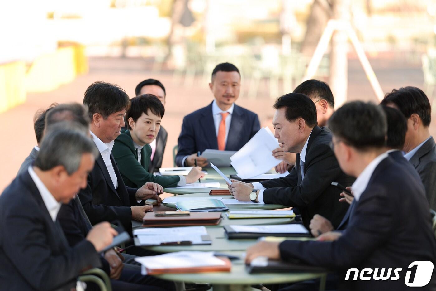 본문 이미지 - 윤석열 대통령이 16일 용산어린이정원에서 제63차 대통령 주재 수석비서관회의를 주재하고 있다. (대통령실 제공) 2023.10.16/뉴스1 ⓒ News1 오대일 기자
