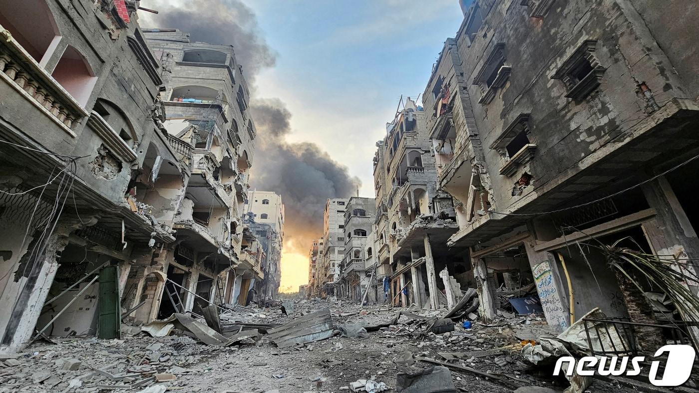 본문 이미지 - 가자지구가 이스라엘의 공습으로 폐허가 된 모습. 2023.10.11. ⓒ 로이터=뉴스1 ⓒ News1 정윤영 기자