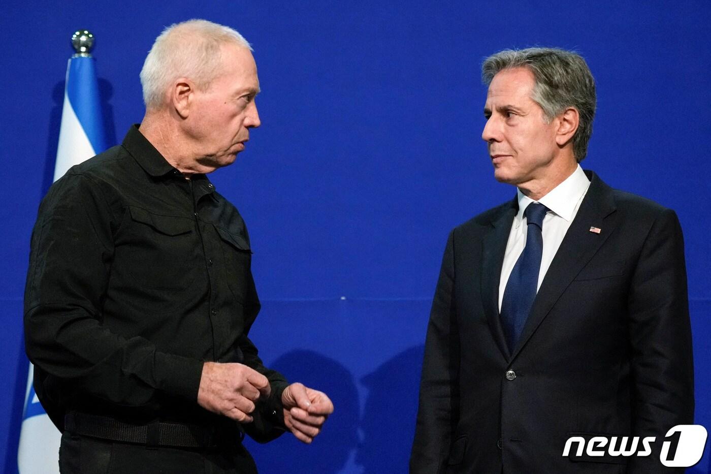 토니 블링컨 미국 국무장관이 지난달 16일(현지시간) 이스라엘을 재방문해 텔아비브의 국방부에서 요아브 갈란트 국방장관과 만나고 있다. 2023.10.17 ⓒ 로이터=뉴스1 ⓒ News1 우동명 기자