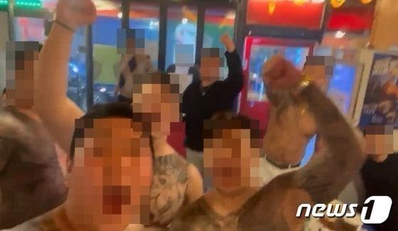 본문 이미지 - 2002년생으로 구성된 전국회 조직원들이 지난해 12월31일 함께 모여 '파이팅'을 외치고 있다. (충남경찰청 제공)