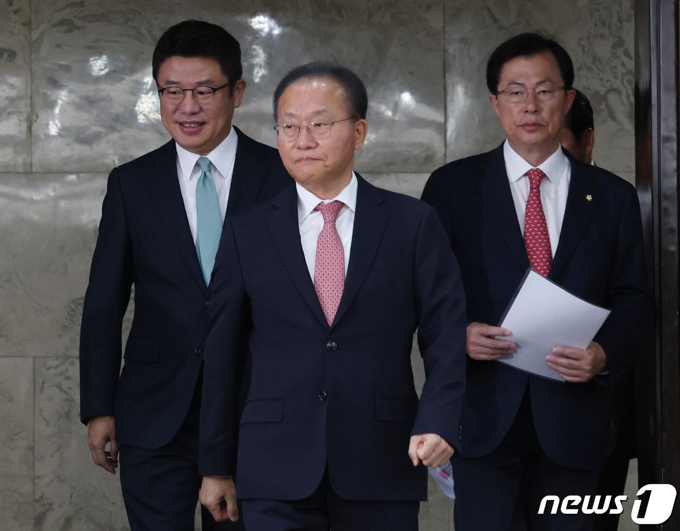 본문 이미지 - 윤재옥 국민의힘 원내대표와 신임 유의동 정책위의장, 이만희 사무총장이 17일 서울 여의도 국회에서 열린 국정감사대책회의에 참석하고 있다. 2023.10.17/뉴스1 ⓒ News1 송원영 기자