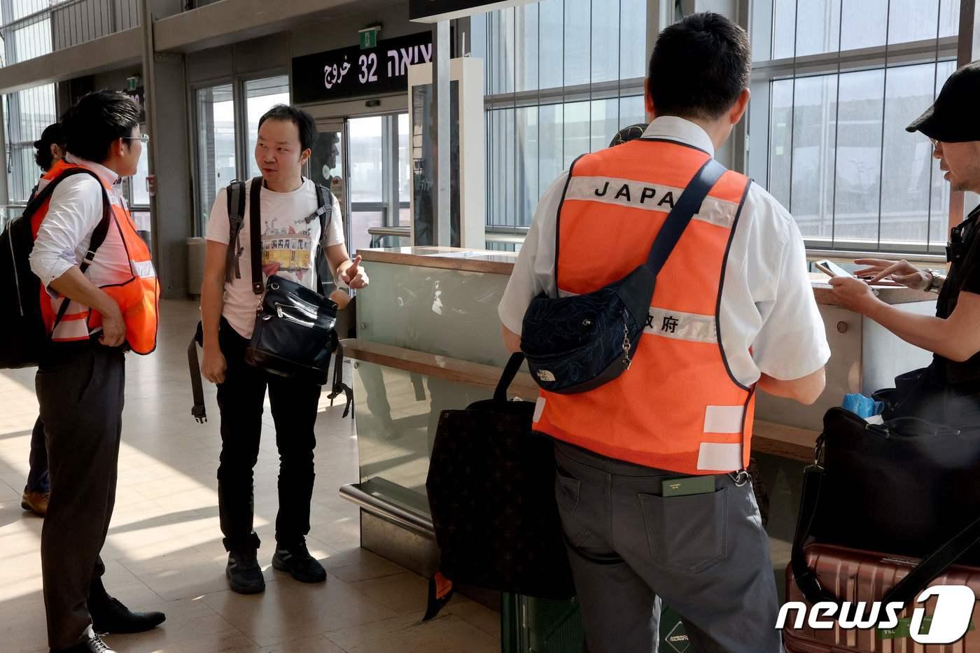 본문 이미지 - 14일(현지시간) 이스라엘 텔아비브 인근 벤구리온 국제공항에서 일본 교민들이 출국 절차를 밟고 있다. 2023.10.14/ ⓒ AFP=뉴스1 ⓒ News1 권진영 기자