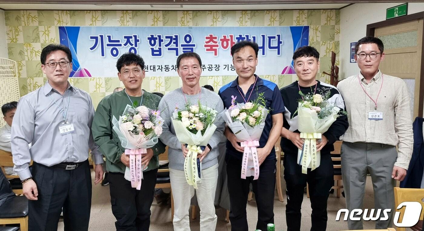 본문 이미지 - 현대자동차 전주공장은 올해 하반기 국가기술자격시험에서 7명의 합격자를 배출했다고 17일 밝혔다. 사진 왼쪽부터 현대자동차 전주공장 기능장회 감동원 회장, 하반기 기능장 합격자 박승관씨, 이우섭씨, 배철수씨, 오종묵씨, 기능장회 김준호 총무(현대차 전주공장 제공)2023.10.17/뉴스1