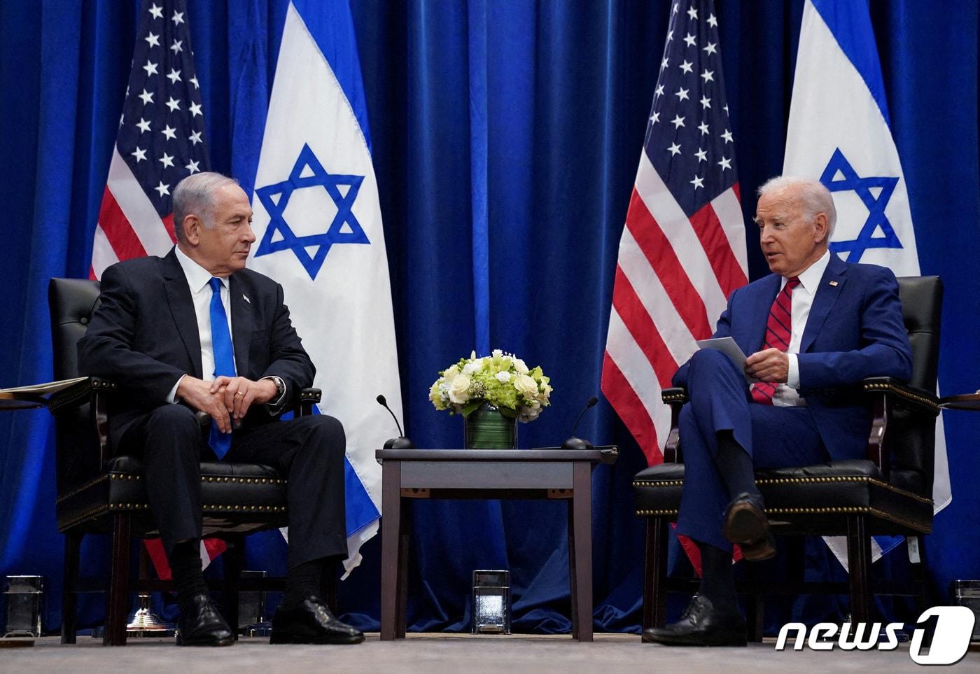 본문 이미지 - 조 바이든 미국 대통령(오른쪽)이 지난 9월 20일(현지시간) 뉴욕 유엔 총회 중 베냐민 네타냐후 이스라엘 총리와 회담을 하고 있다. 2023.10.17. ⓒ 로이터=뉴스1 ⓒ News1 우동명 기자