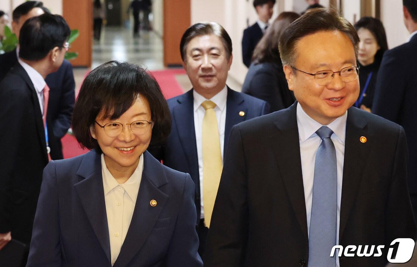 본문 이미지 - 조규홍 보건복지부 장관(오른쪽)과 오유경 식품의약품안전처장. 2023.10.17/뉴스1 ⓒ News1 김명섭 기자