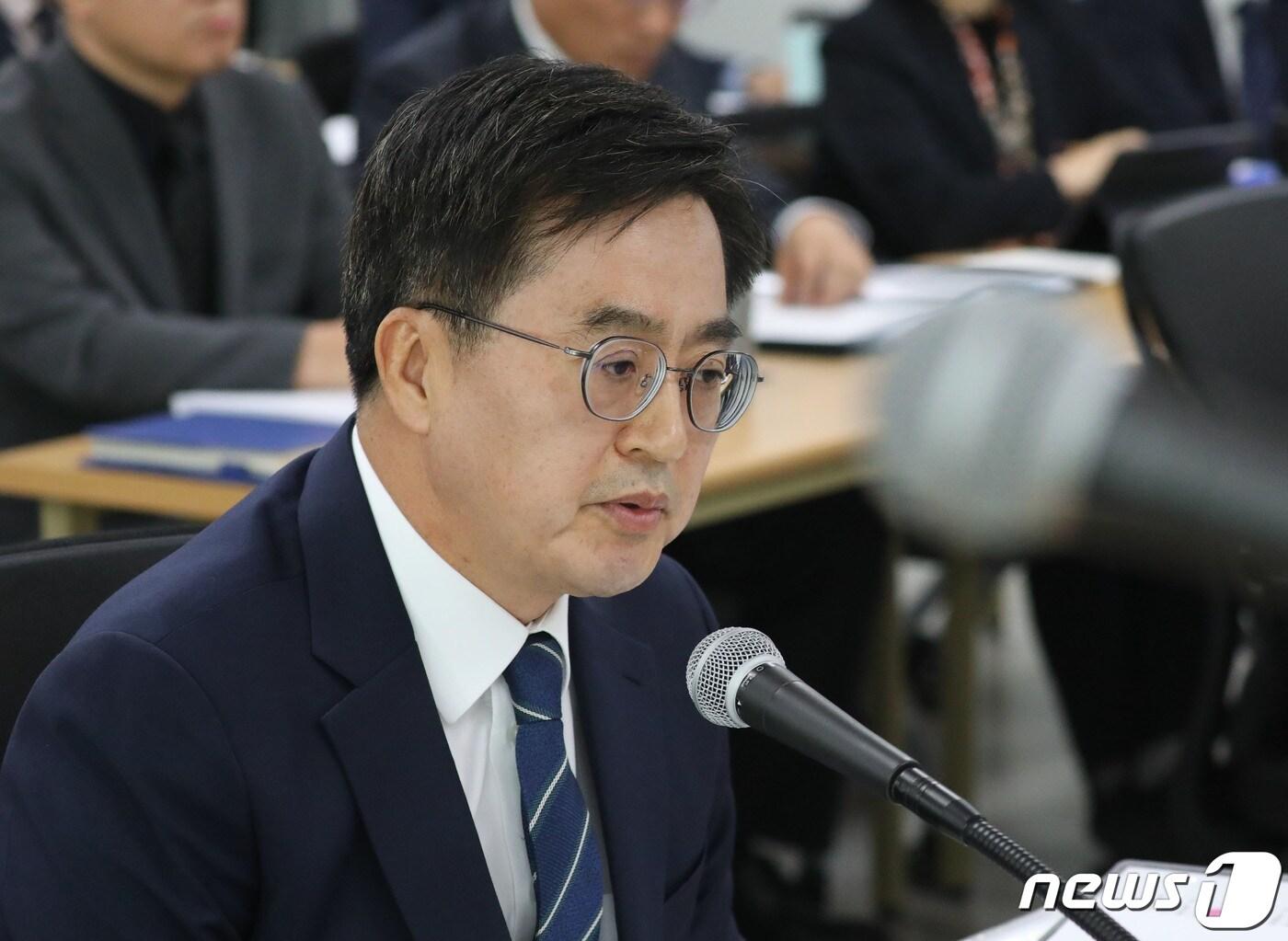 본문 이미지 - 김동연 경기도지사가 17일 오전 경기 수원시 영통구 경기도청에서 열린 국회 행정안전위원회의 경기도에 대한 국정감사에서 의원 질의에 답변하고 있다. 2023.10.17/뉴스1 ⓒ News1 김영운 기자