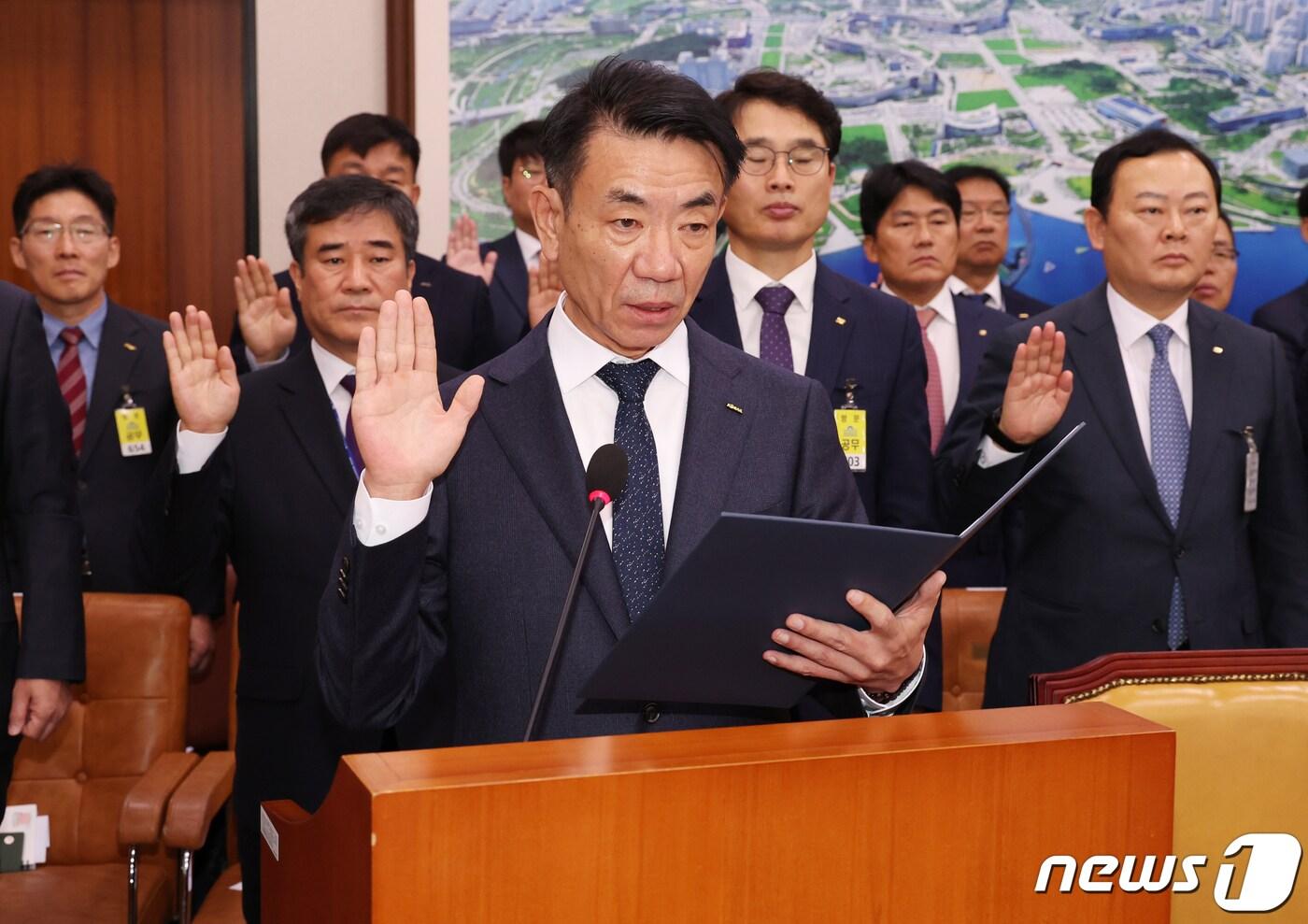 본문 이미지 - 한문희 한국철도공사 사장이 17일 서울 여의도 국회에서 열린 국토교통위원회의 한국철도공사, 국가철도공단 등에 대한 국정감사에서 선서를 하고 있다. 2023.10.17/뉴스1 ⓒ News1 송원영 기자