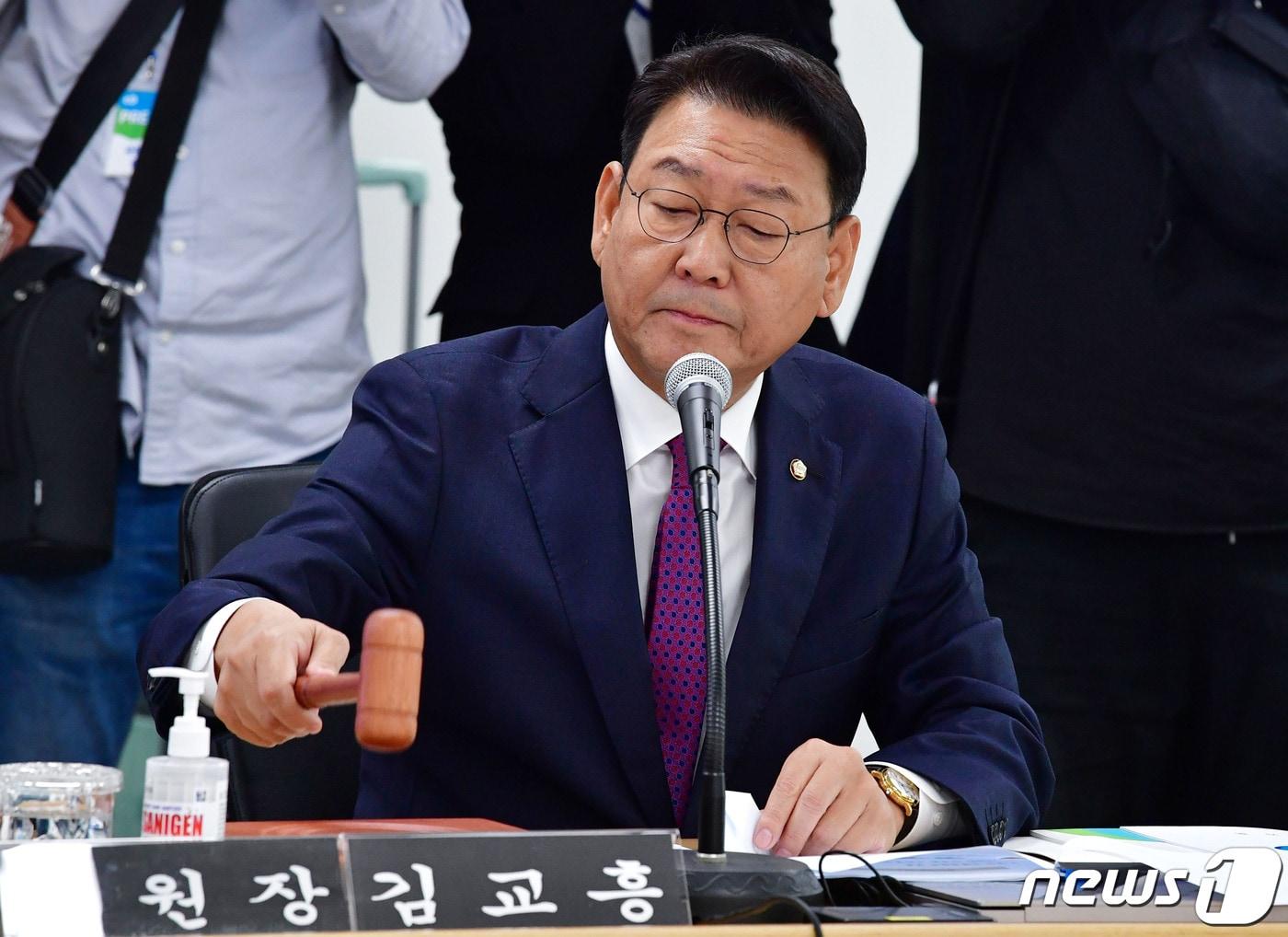 본문 이미지 - 김교흥 국회 행안위원장이 지난 17일 오전 경기 수원시 영통구 경기도청에서 열린 국회 행정안전위원회의 경기도에 대한 국정감사에서 의사봉을 두드리고 있다. (공동취재) 2023.10.17/뉴스1 ⓒ News1 김영운 기자