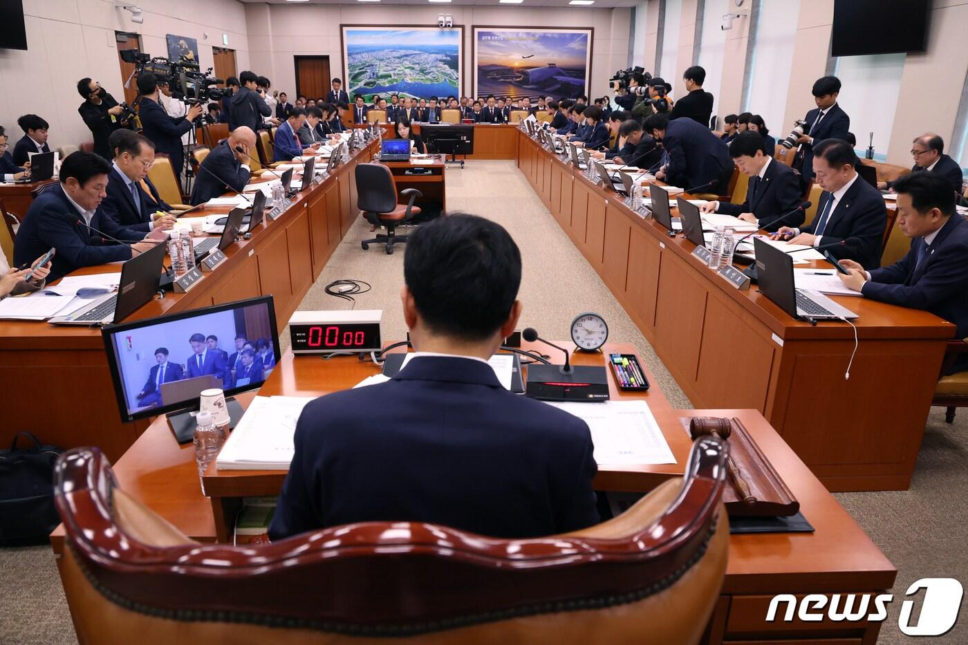 본문 이미지 - 한문희 한국철도공사 사장이 17일 서울 여의도 국회에서 열린 국토교통위원회 한국철도공사, 국가철도공단 등에 대한 국정감사에서 업무보고를 하고 있다. 2023.10.17/뉴스1 ⓒ News1 송원영 기자