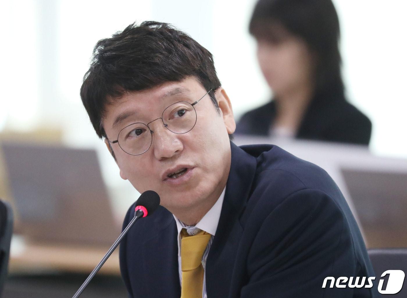 본문 이미지 - 김웅 국민의힘 의원이 17일 오전 경기 수원시 영통구 경기도청에서 열린 국회 행정안전위원회의 경기도에 대한 국정감사에서 질의를 하고 있다. 2023.10.17/뉴스1 ⓒ News1 김영운 기자