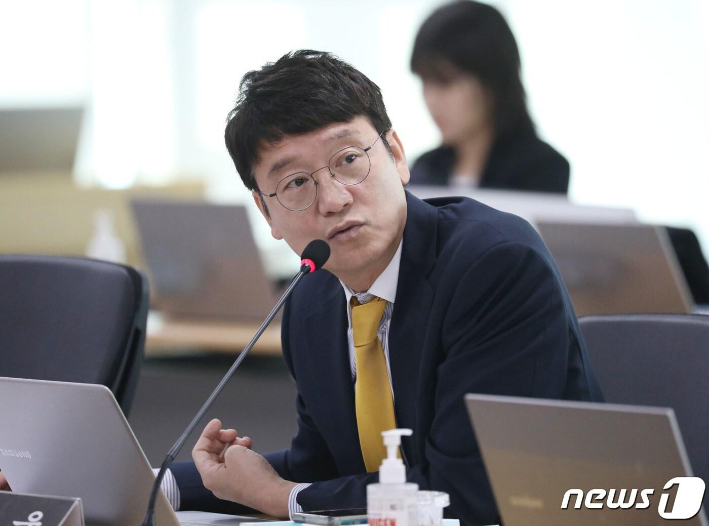 본문 이미지 - 김웅 국민의힘 의원이 17일 오전 경기 수원시 영통구 경기도청에서 열린 국회 행정안전위원회의 경기도에 대한 국정감사에서 질의를 하고 있다. 2023.10.17/뉴스1 ⓒ News1 김영운 기자