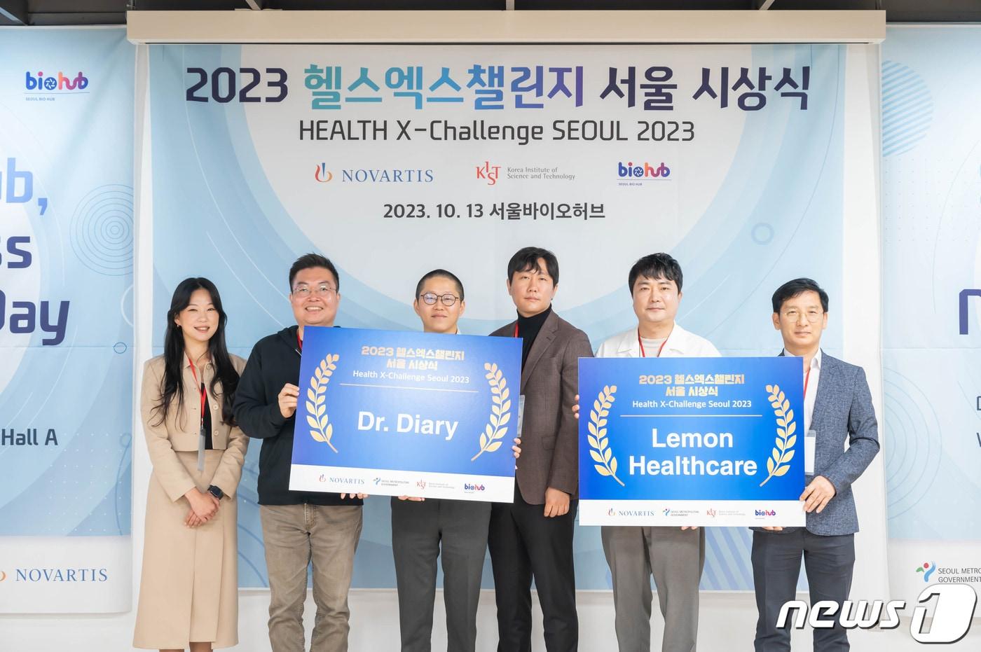 본문 이미지 - 백다솜 한국노바티스 이사, 김원필 한국노바티스 전무, 송제윤 닥터다이어리 대표, 김혁진 닥터다이어리 실장, 김준현 레몬헬스케어 부사장, 김정안 서울시 바이오AI산업과장(왼쪽부터)이 13일 서울바이오허브에서 기념촬영을 하고 있다./한국노바티스 제공