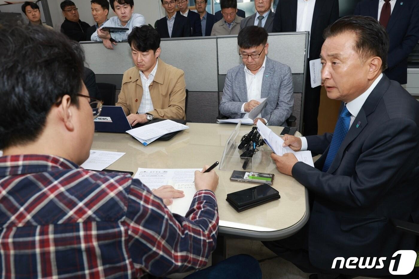 본문 이미지 - 김영환 충북지사가 17일 도청 기자실에서 의과대학 정원 증원 요구와 관련한 설명을 하고 있다. (충북도 제공)