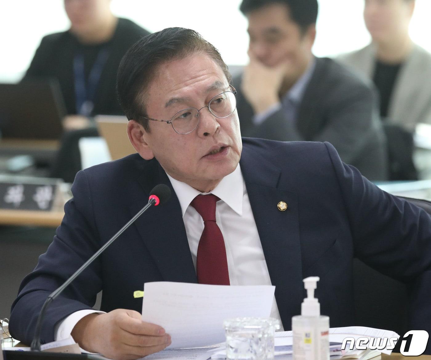 본문 이미지 - 정우택 국민의힘 의원이 17일 오전 경기 수원시 영통구 경기도청에서 열린 국회 행정안전위원회의 경기도에 대한 국정감사에서 질의를 하고 있다. 2023.10.17/뉴스1 ⓒ News1 김영운 기자