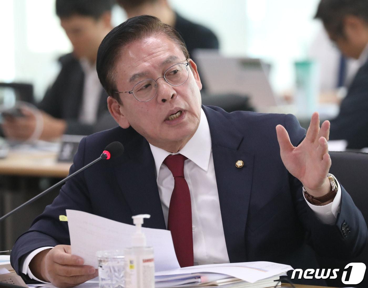 본문 이미지 - 정우택 국민의힘 의원이 17일 오전 경기 수원시 영통구 경기도청에서 열린 국회 행정안전위원회의 경기도에 대한 국정감사에서 질의를 하고 있다. 2023.10.17/뉴스1 ⓒ News1 김영운 기자