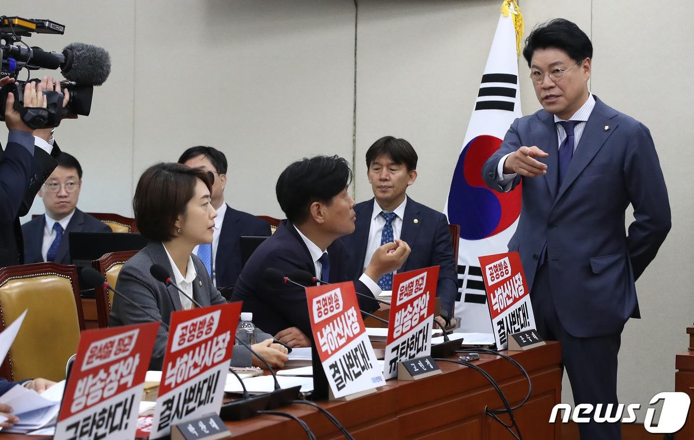 본문 이미지 - 장제원 국회 과방위 위원장이 17일 오전 서울 여의도 국회에서 열린 과학기술정보방송통신위원회의 한국방송공사, 한국교육방송공사에 대한 국정감사에서 더불어민주당 의원들 자리에 붙은 '공영방송 낙하산사장 결사반대' 피켓과 관련해 조승래 민주당 과방위 간사와 이야기를 하고 있다. 2023.10.17/뉴스1 ⓒ News1 임세영 기자