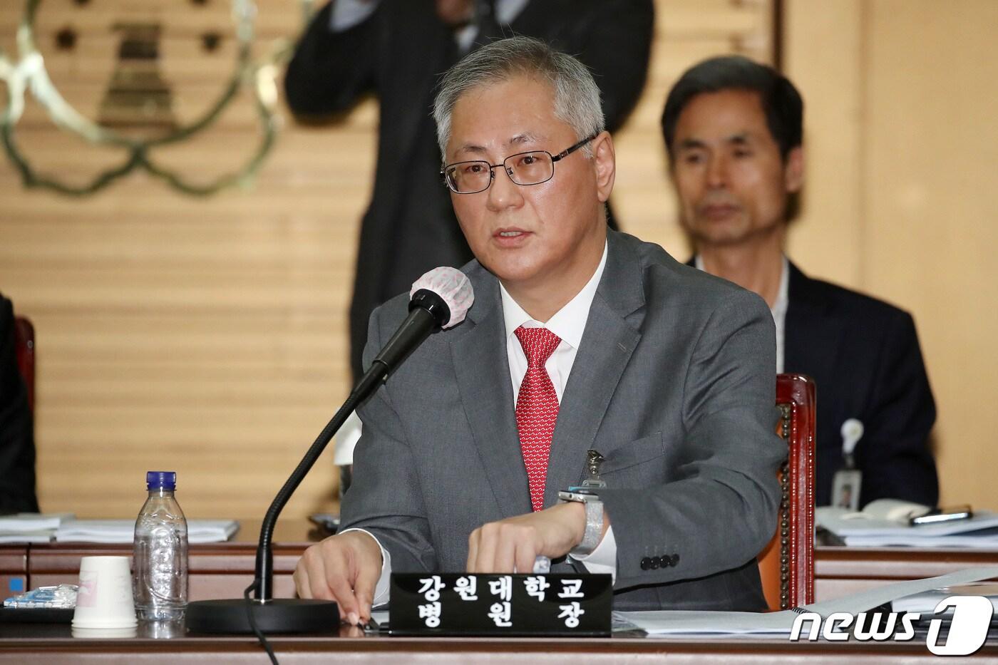 본문 이미지 - 남우동 강원대병원장이 17일 오전 대구 북구 경북대에서 열린 국회 교육위원회의 경북대, 강원대, 대구교대, 경북대병원, 강원대병원, 경북대치과병원, 강릉원주대치과병원에 대한 2023년도 국정감사에서 의원 질의에 답하고 있다. 2023.10.17/뉴스1 ⓒ News1 공정식 기자