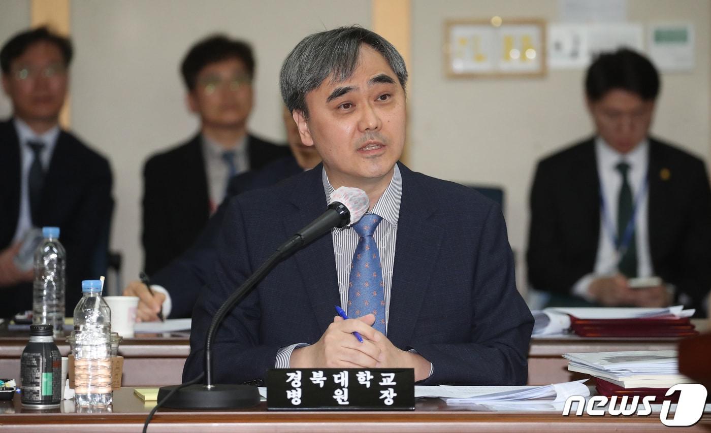 본문 이미지 - 양동헌 경북대병원장이 17일 오전 대구 북구 경북대에서 열린 국회 교육위원회의 경북대, 강원대, 대구교대, 경북대병원, 강원대병원, 경북대치과병원, 강릉원주대치과병원에 대한 2023년도 국정감사에서 의원 질의에 답하고 있다. 2023.10.17/뉴스1 ⓒ News1 공정식 기자