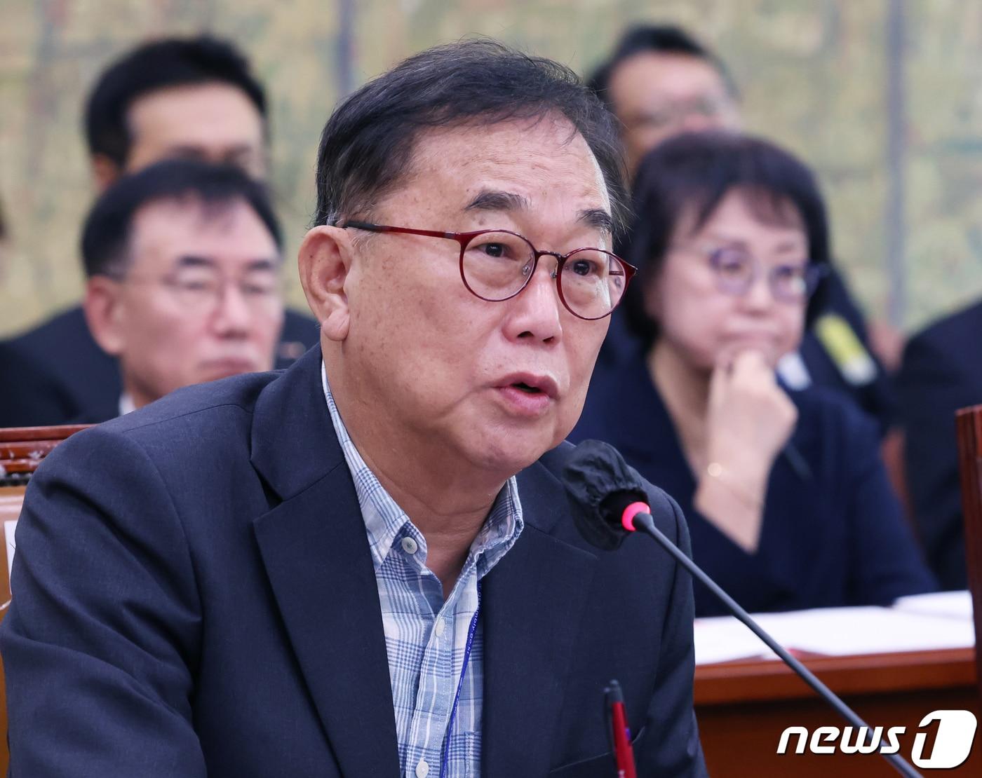 본문 이미지 - 김규철 게임물관리위원회 위원장이 17일 서울 여의도 국회에서 열린 문화체육관광위원회의 한국콘텐츠진흥원, 한국문화원 등에 대한 국정감사에서 의원들의 질의에 답변하고 있다. 2023.10.17/뉴스1 ⓒ News1 송원영 기자