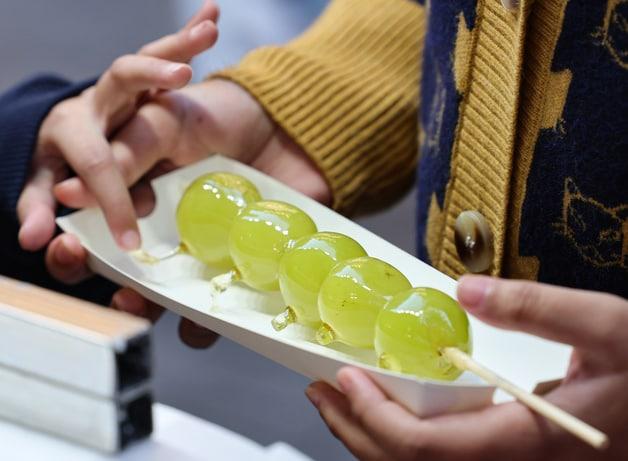 본문 이미지 - 서울 시내 한 탕후루 판매점의 모습. 2023.10.17 ⓒ 뉴스1 김도우 기자