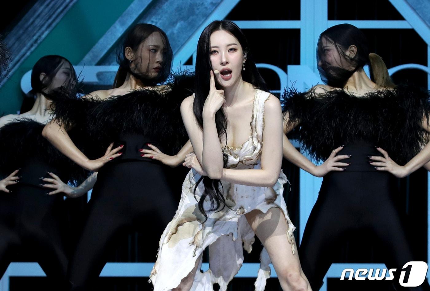 본문 이미지 - 가수 선미가 17일 서울 용산구 블루스퀘어에서 가진 디지털 싱글 '스트레인저'(STRANGER) 발매 쇼케이스에서 신곡을 열창하고 있다. 2023.10.17/뉴스1 ⓒ News1 권현진 기자