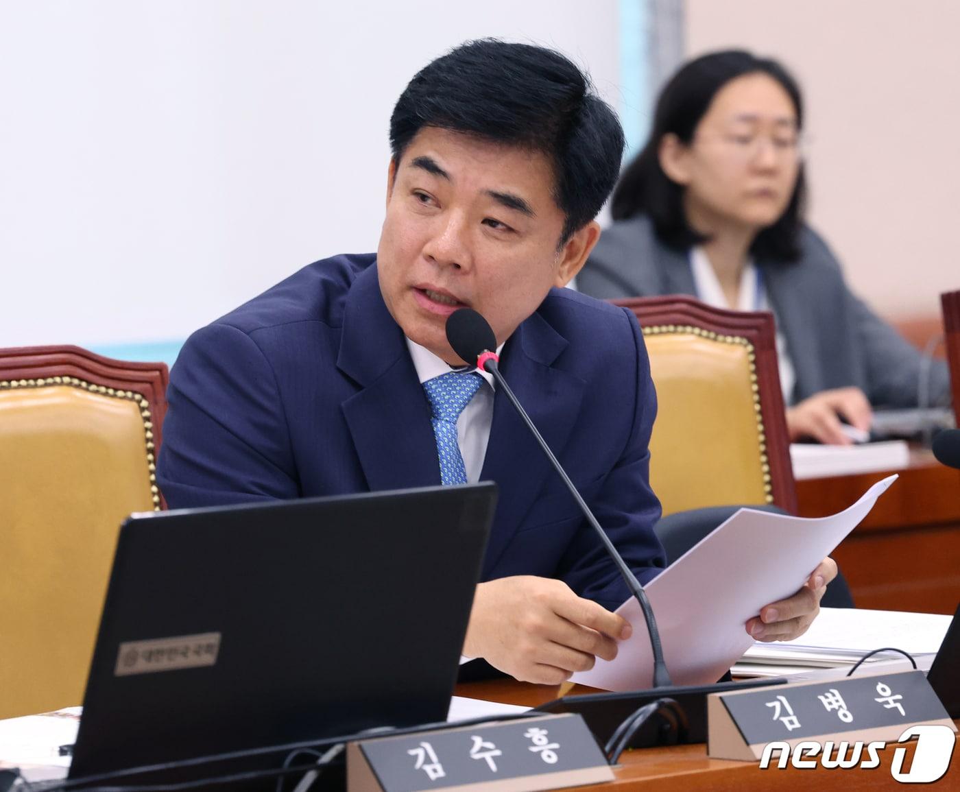 본문 이미지 - 김병욱 더불어민주당 의원이 17일 서울 여의도 국회에서 열린 국토교통위원회 한국철도공사, 국가철도공단 등에 대한 국정감사에서 질의를 하고 있다. 2023.10.17/뉴스1 ⓒ News1 송원영 기자