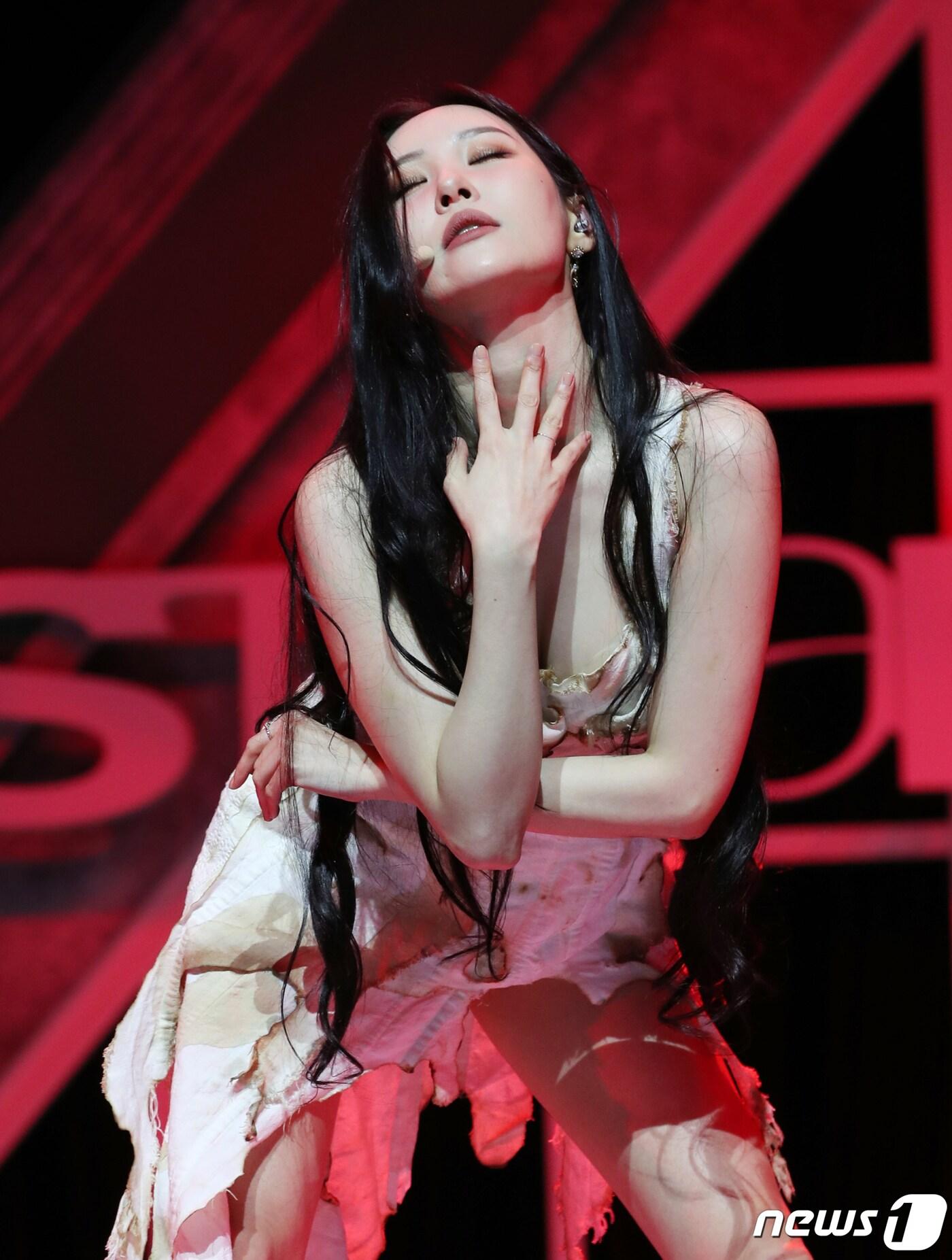 본문 이미지 - 가수 선미가 17일 서울 용산구 블루스퀘어에서 가진 디지털 싱글 '스트레인저'(STRANGER) 발매 쇼케이스에서 신곡을 열창하고 있다. 2023.10.17/뉴스1 ⓒ News1 권현진 기자