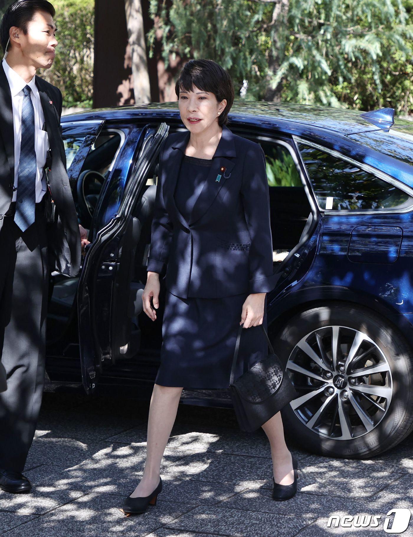 본문 이미지 - 다카이치 사나에 신임 일본 자민당 총재가 지난 2023년 추계 예대제를 맞아 야스쿠니 신사를 참배하기 위해 방문하고 있다. 2023.10.17 ⓒ AFP=뉴스1 ⓒ News1 정지윤 기자